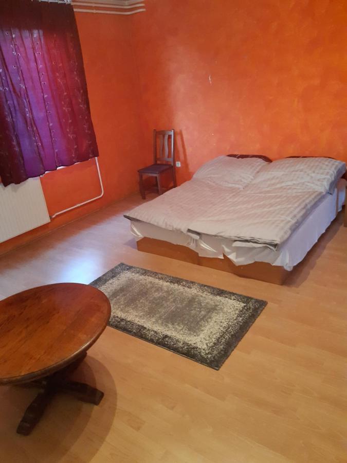 Gabor Pal 1 Apartman 1 Szoba Aparthotel Dunafoldvar ภายนอก รูปภาพ